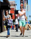 Sophia-Bush-et-Dan-Fredenburgh-shopping-melrose-002_HQ_t.jpg