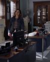 Sophia-Bush-Chicago-PD-3x16-The-Cases-That-Need-To-Be-Solved-captures-021.jpg