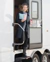 Sophia-Bush-on-set-in-Chicago_04.JPG