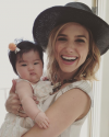 19-Juillet-2015-Sophia-Bush-and-a-baby.png