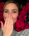 04-Fevrier-2016-Sophia-Bush-Blowing-Kiss_001.png