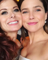 06-Octobre-2017-Sophia-Bush-and-Debra-Messing.png