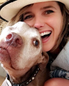 09-Juillet-2016-Sophia-Bush-and-her-dog-Patch.png