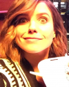 29-Fevrier-2016-Sophia-Bush-on-CPD-set.png