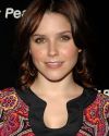 Sophia-Bush-Blackberry-Pearl-8130-Smartphone-from-Verizon_002.jpg