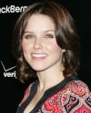 Sophia-Bush-Blackberry-Pearl-8130-Smartphone-from-Verizon_011.jpg