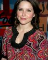 Sophia-Bush-Blackberry-Pearl-8130-Smartphone-from-Verizon_027.jpg