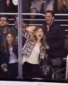 Sophia-Bush-Match-hockey-LA-Kings-vs-Florida-Panthers-002_HQ.jpg